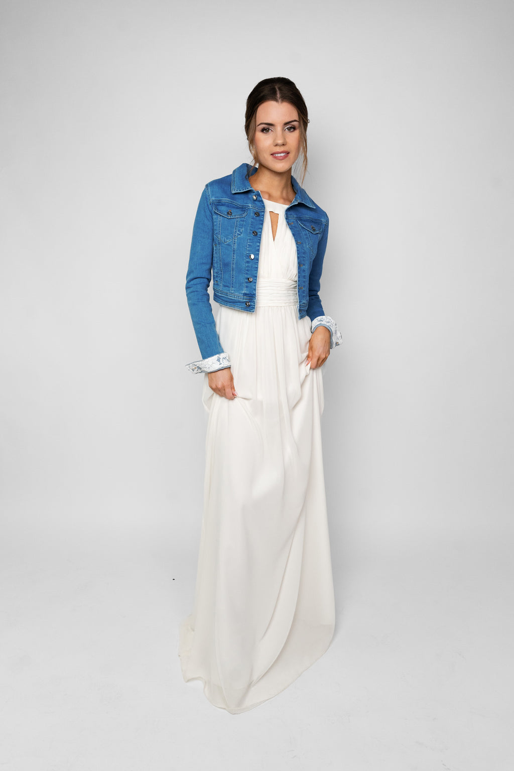 Jeansjacke Premium Brautjacke (made in Europe) Jeansjacke mit Spitze & Bestickung / Farbe blau