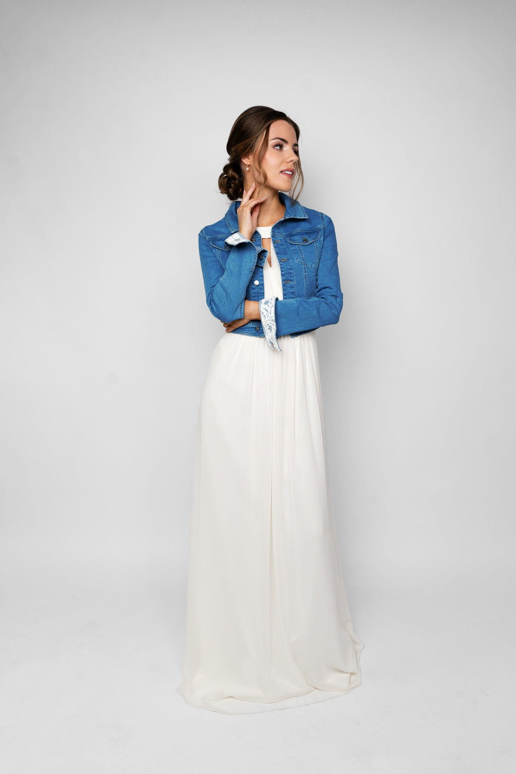 Jeansjacke Premium Brautjacke (made in Europe) Jeansjacke mit Spitze & Bestickung / Farbe blau