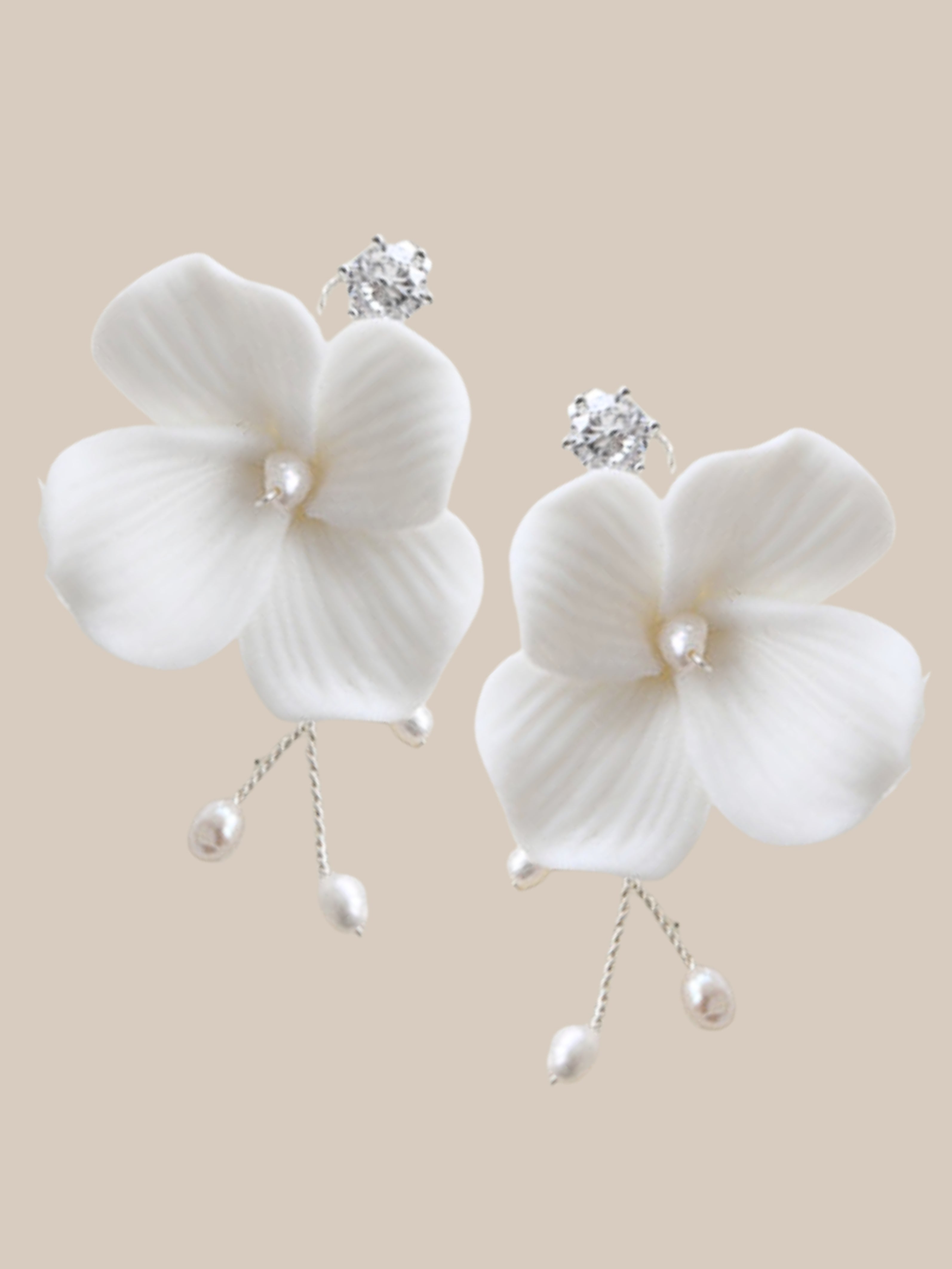 Brautohrringe Amélie – Perlenblüte ivory mit Strasskristall