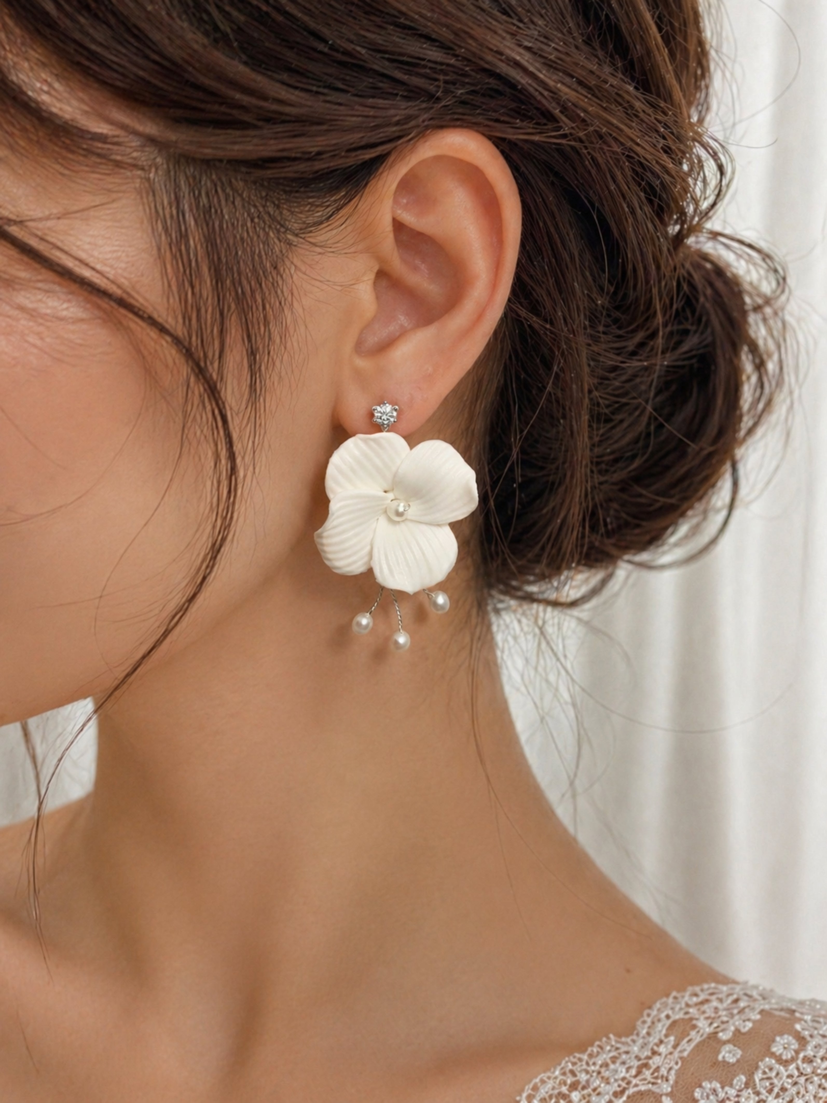 Brautohrringe Amélie – Perlenblüte ivory mit Strasskristall