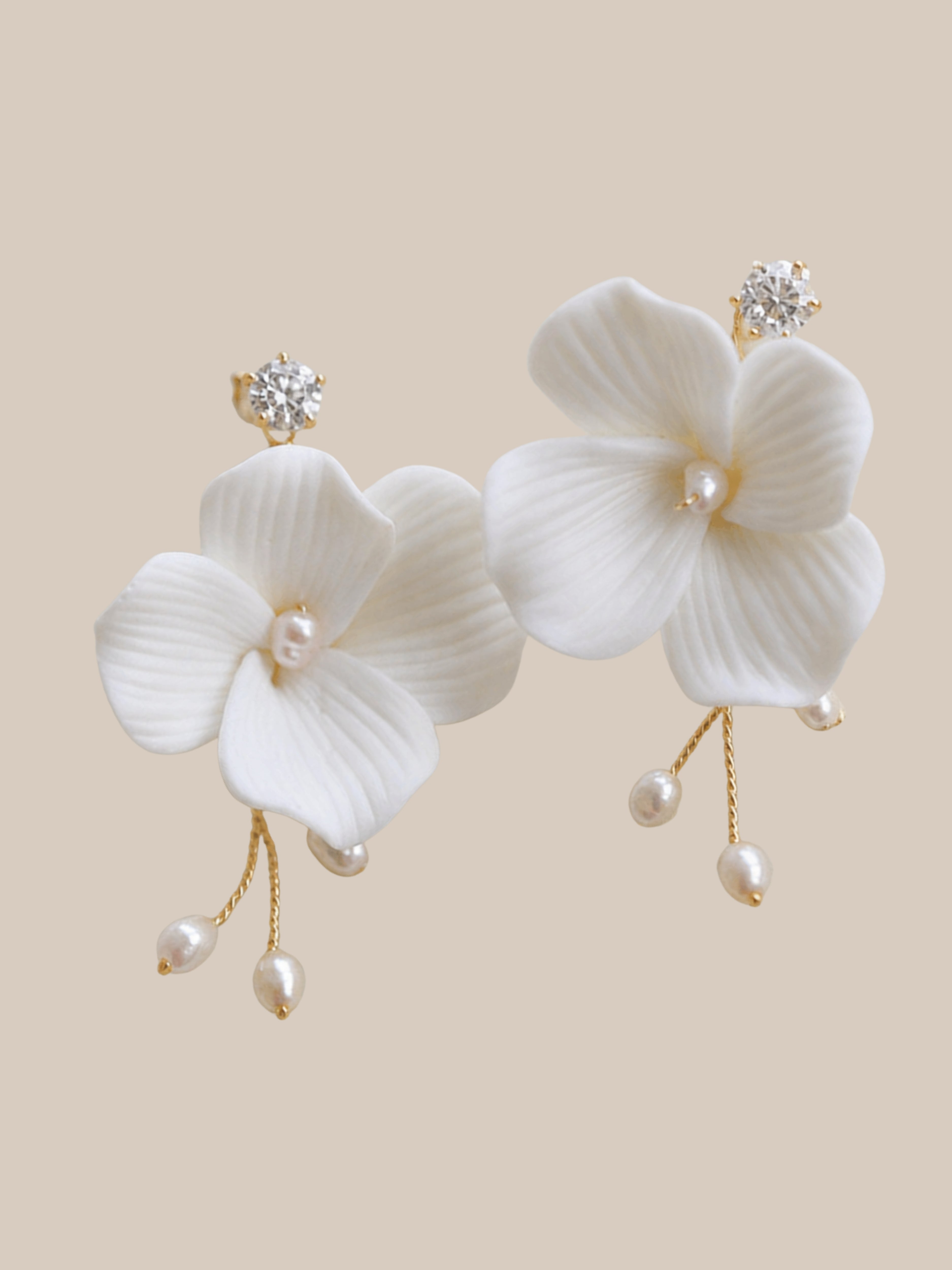 Brautohrringe Amélie – Perlenblüte ivory mit Strasskristall