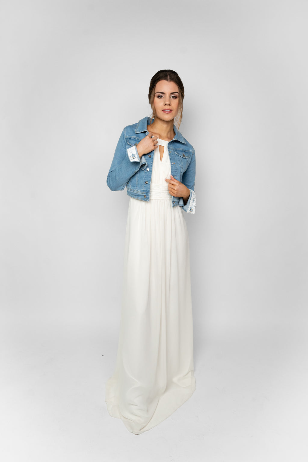 Jeansjacke Premium Brautjacke (made in Europe) Jeansjacke mit Spitze & Bestickung / Farbe hellblau