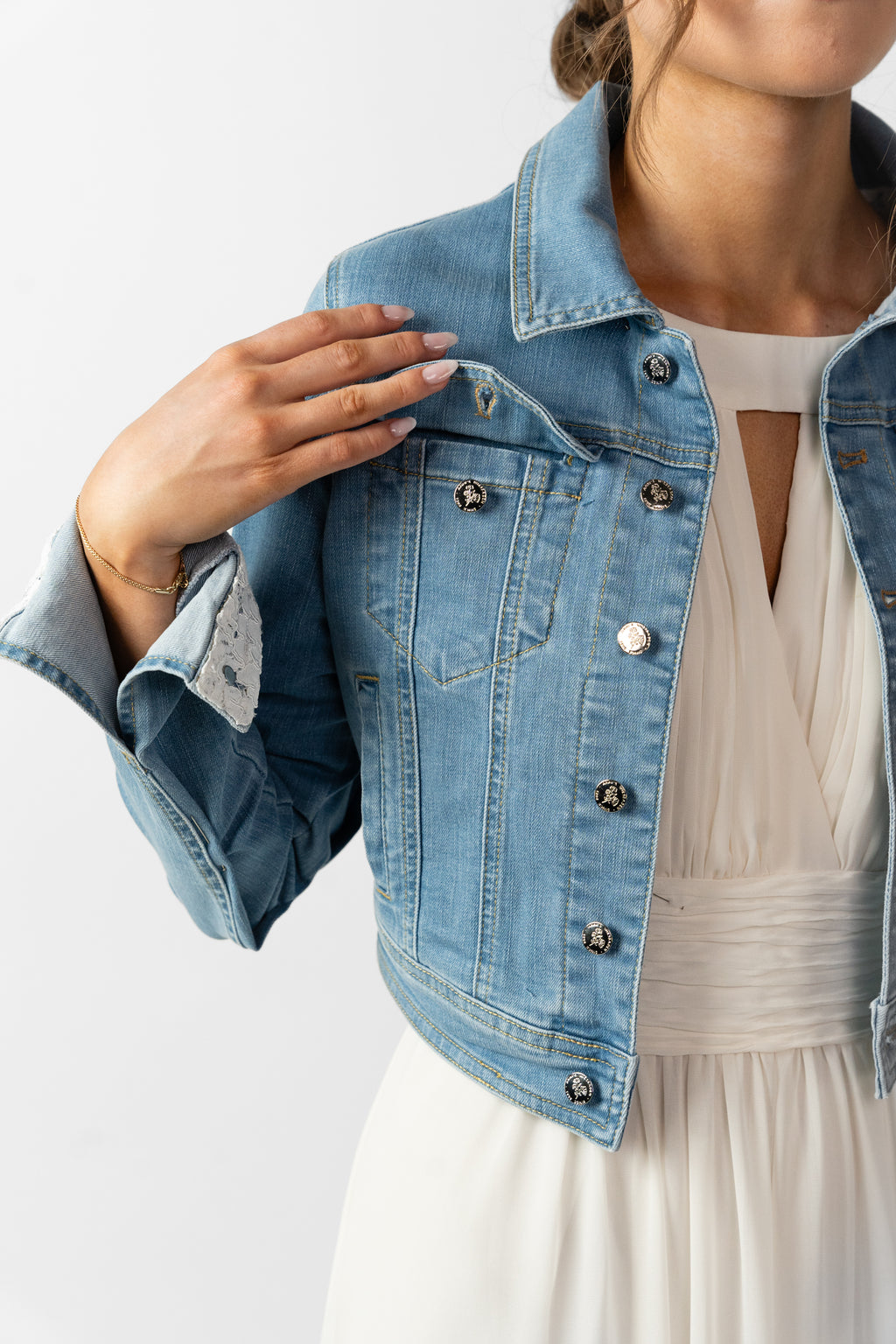 Jeansjacke Premium Brautjacke (made in Europe) Jeansjacke mit Spitze & Bestickung / Farbe hellblau